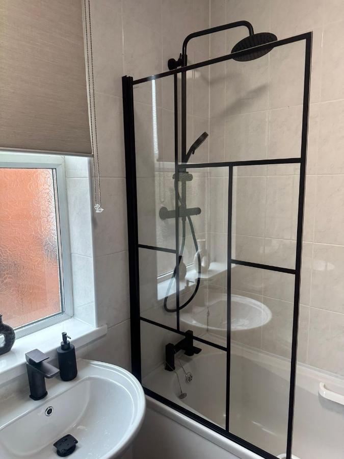 Shm Stays Hs2 Workers Great For Long Term Stays & Short Stays, 15 Min Drive To City Centre & Airport 2 Min Walk To Shops And Train Station Birmingham Exterior photo